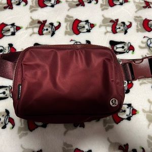 Everywhere Belt Bag Large (2L) in Merlot